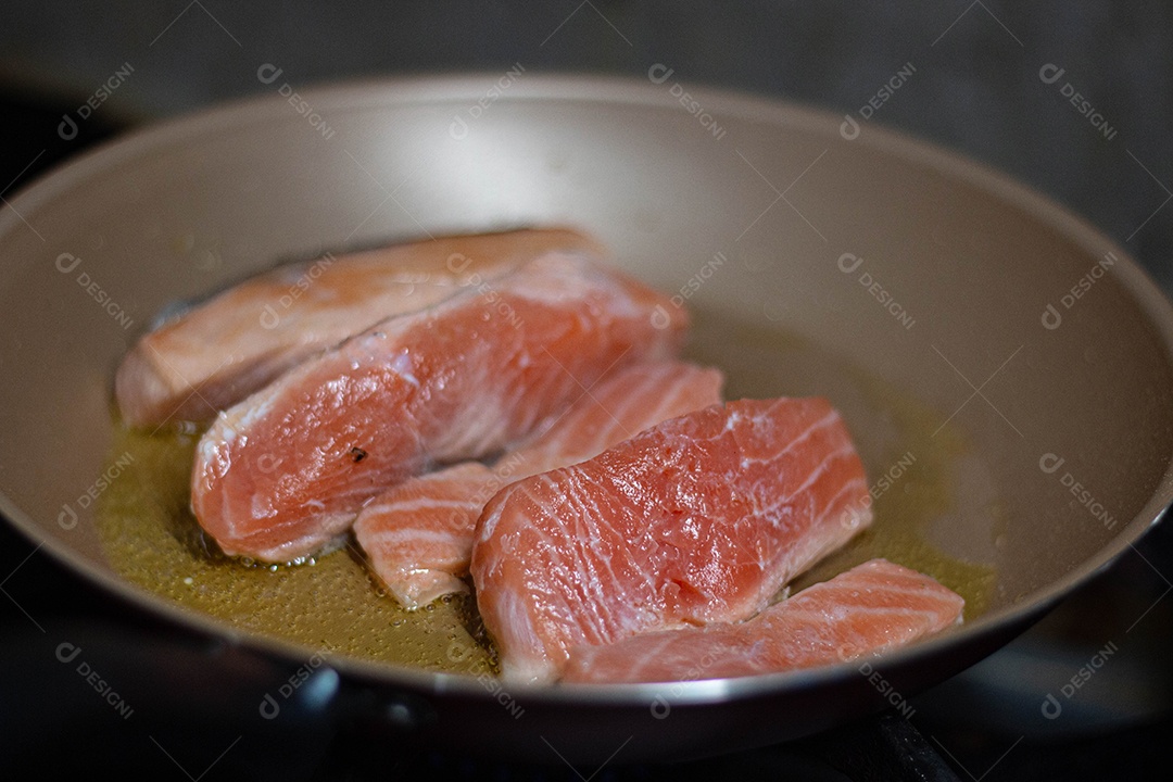 Peixe Salmão sendo fritado em óleo quente