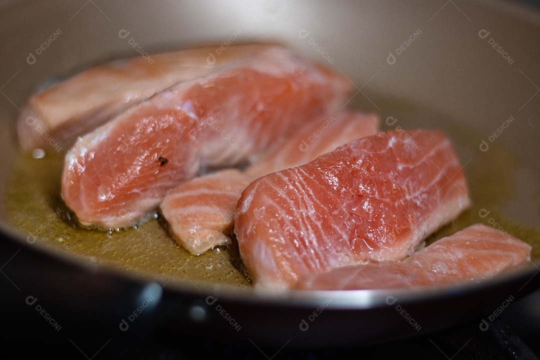 Peixe Salmão sendo fritado em óleo quente