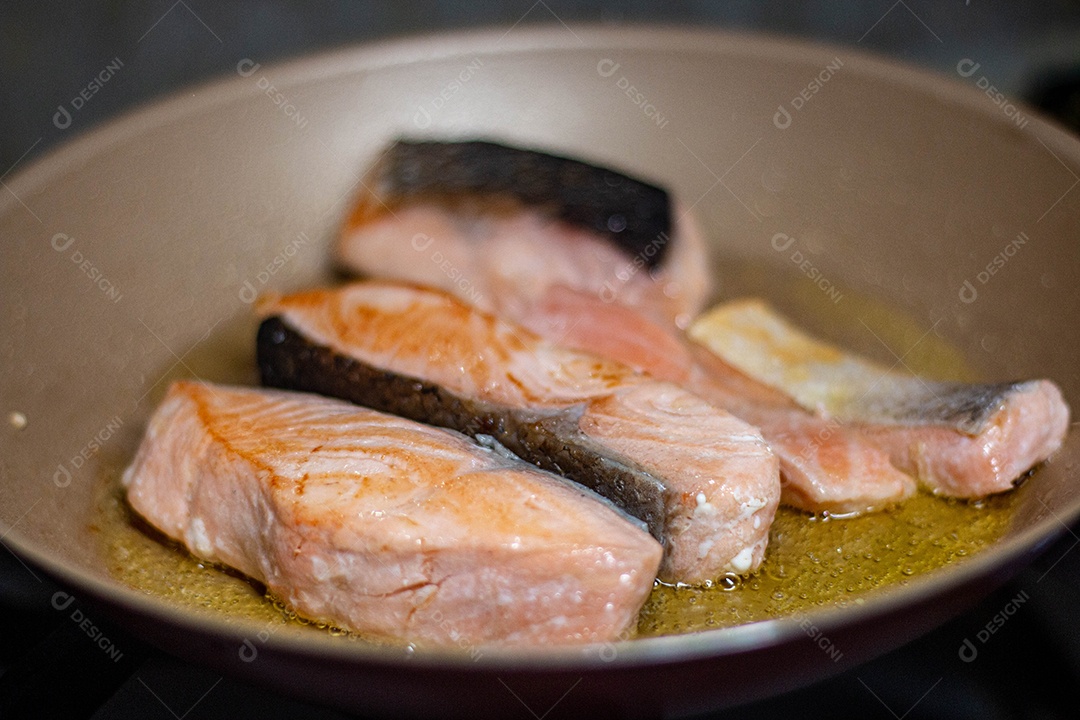 Peixe Salmão sendo fritado em óleo quente