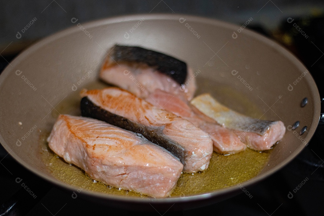 Peixe Salmão sendo fritado em óleo quente