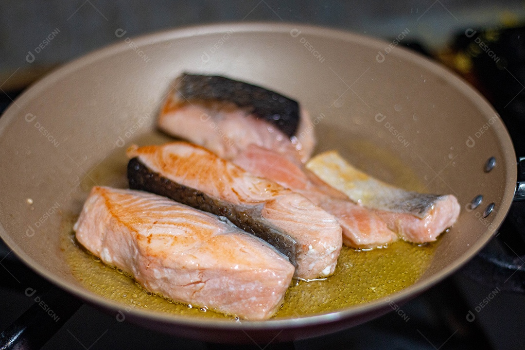 Peixe Salmão sendo fritado em óleo quente