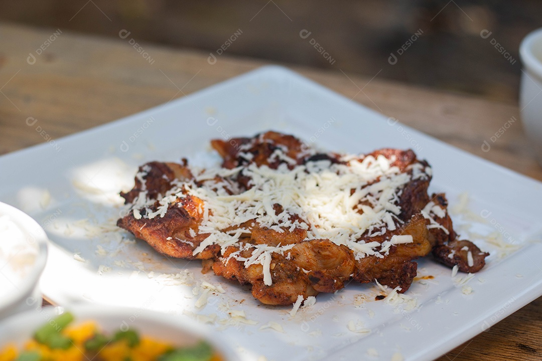 Carne assada com queijo ralado sobre uma prato branco churrasco