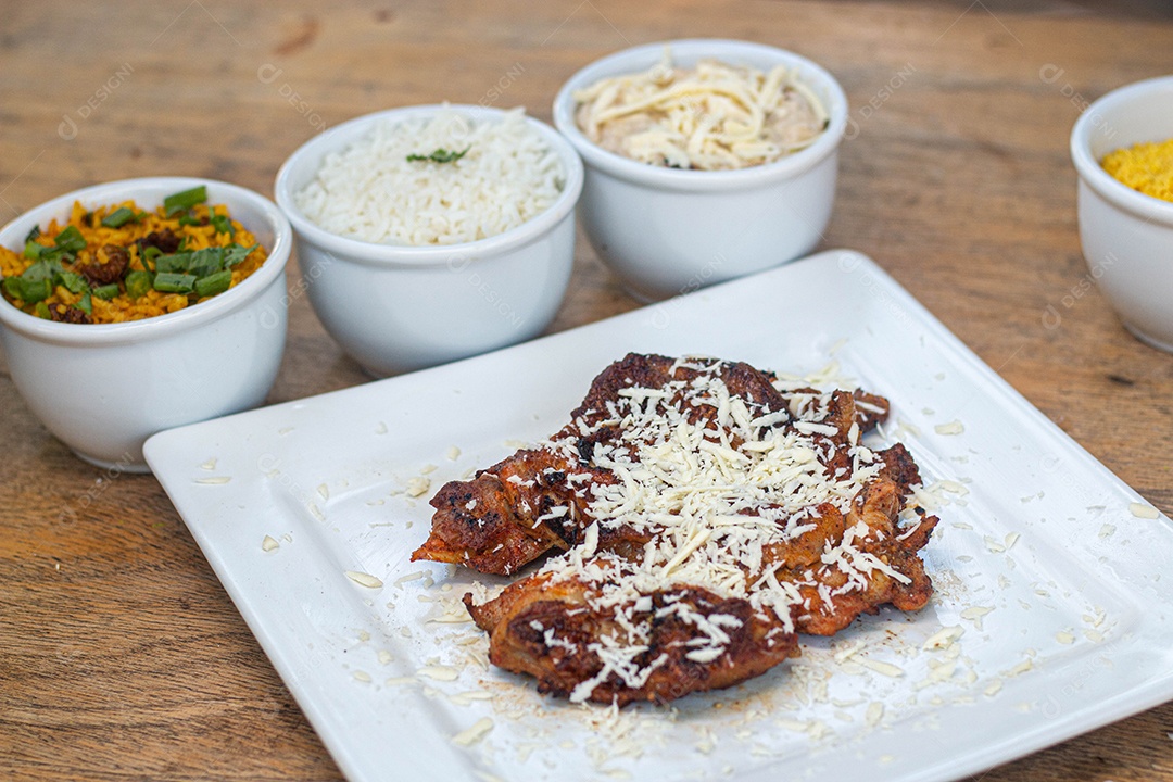 Carne assada suculenta com queijo servida em um prato branco com acompanhamentos