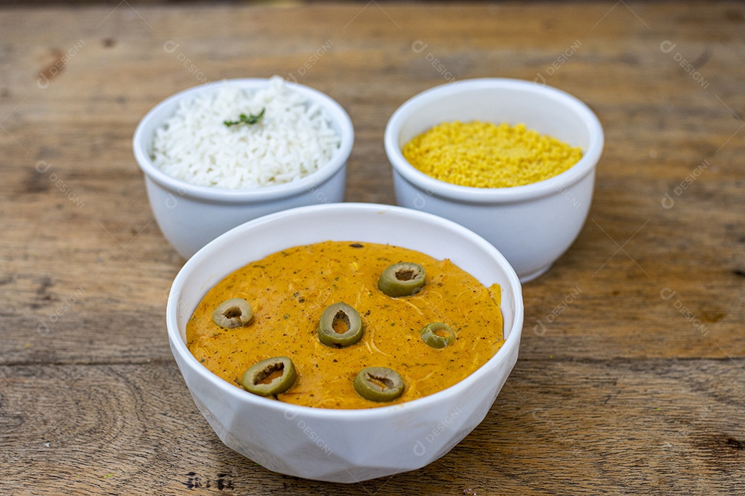 Vatapá e acompanhamento em tigelas vista de cima. Comida tradicional afro-brasileira baiana.