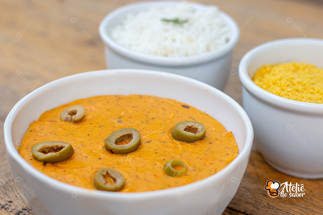 Vatapá e acompanhamento em tigelas vista de cima. Comida tradicional afro-brasileira baiana.