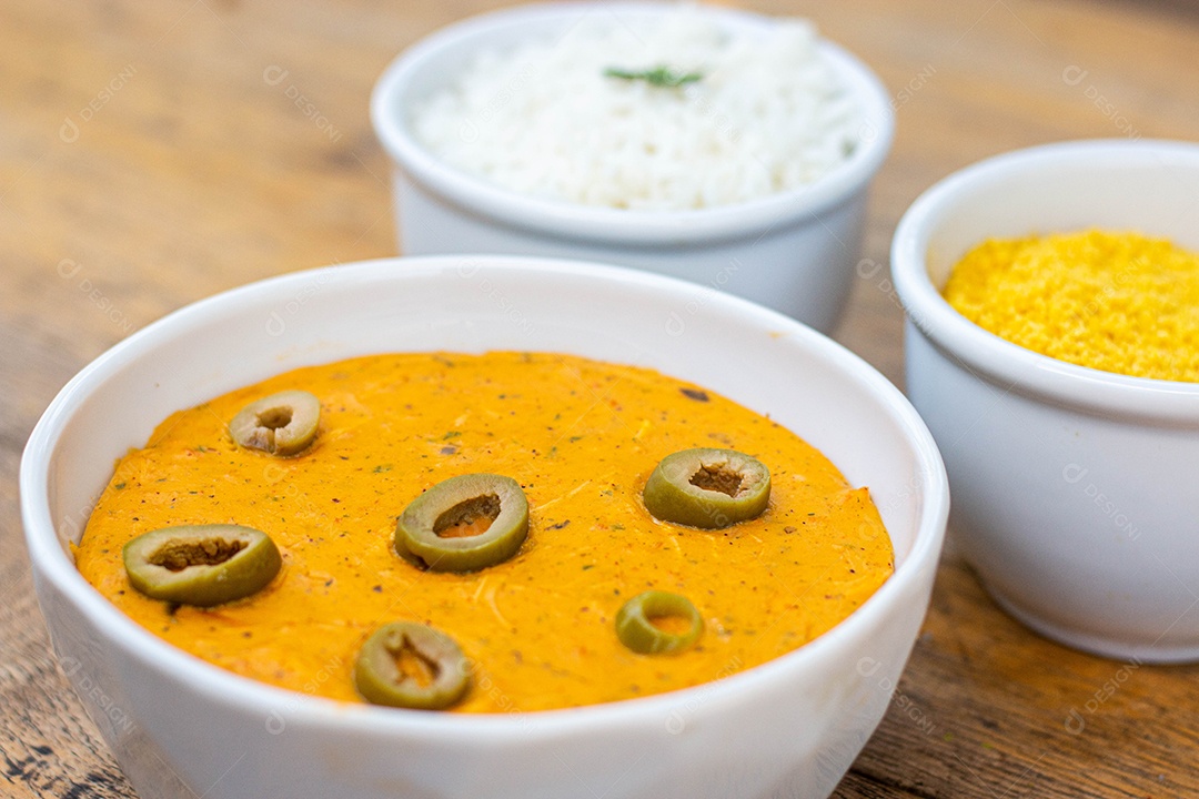 Vatapá e acompanhamento em tigelas vista de cima. Comida tradicional afro-brasileira baiana.
