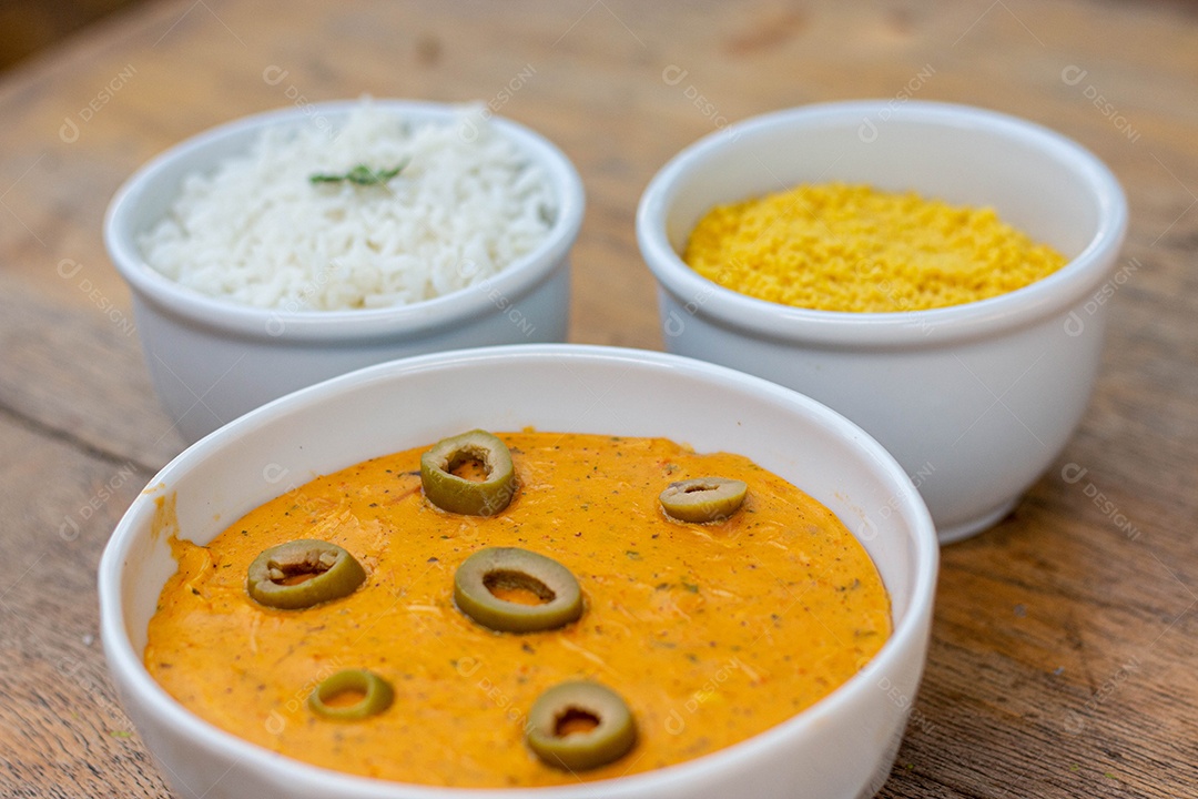Vatapá e acompanhamento em tigelas vista de cima. Comida tradicional afro-brasileira baiana.
