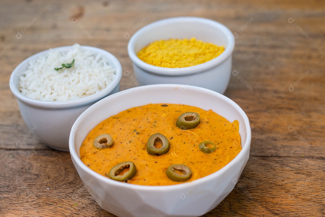 Vatapá e acompanhamento em tigelas vista de cima. Comida tradicional afro-brasileira baiana.
