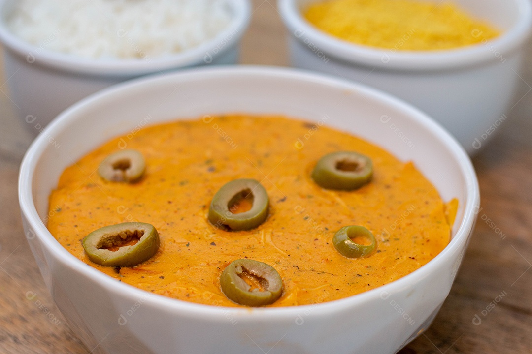 Comida sopa sobre uma tigela branca frango