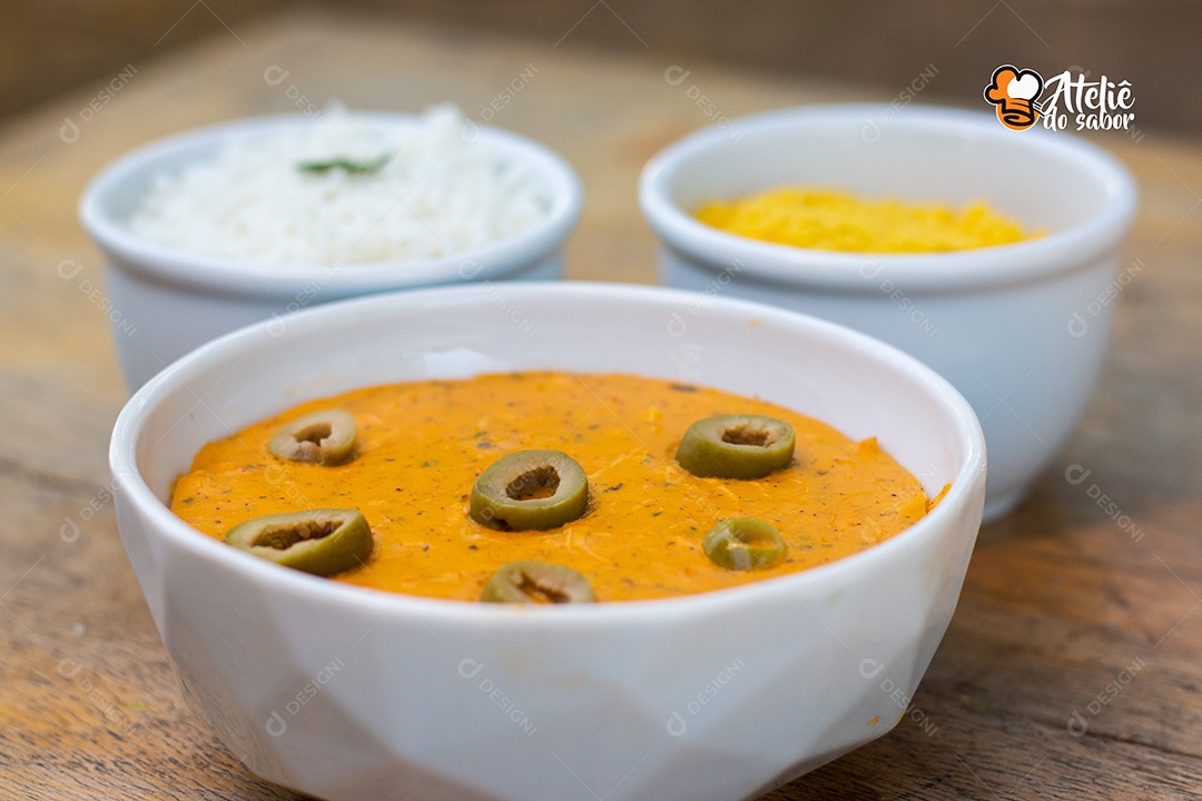 Vatapá e acompanhamento em tigelas vista de cima. Comida tradicional afro-brasileira baiana.