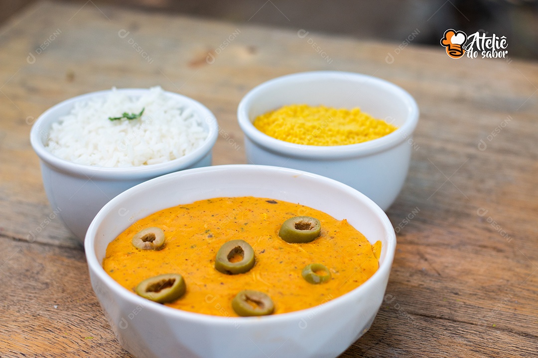 Vatapá e acompanhamento em tigelas vista de cima. Comida tradicional afro-brasileira baiana.