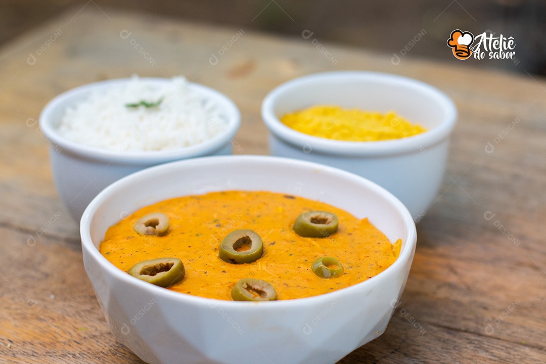 Vatapá e acompanhamento em tigelas vista de cima. Comida tradicional afro-brasileira baiana.