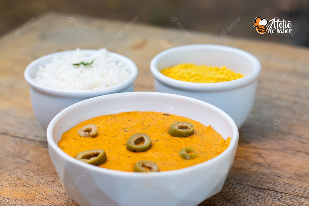Vatapá e acompanhamento em tigelas vista de cima. Comida tradicional afro-brasileira baiana.