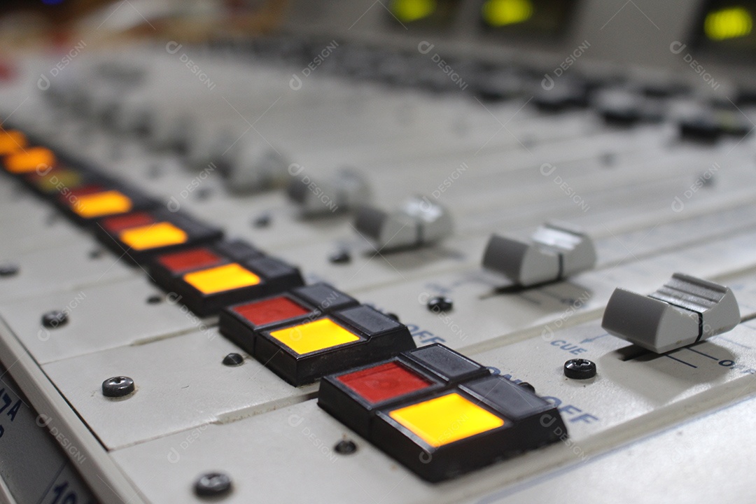 Equipamento de estúdio de rádio em JPG