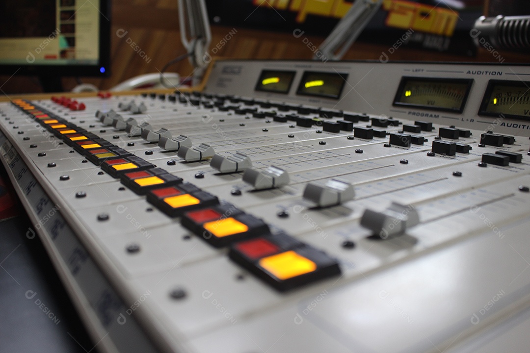 Equipamento de estúdio de rádio em JPG