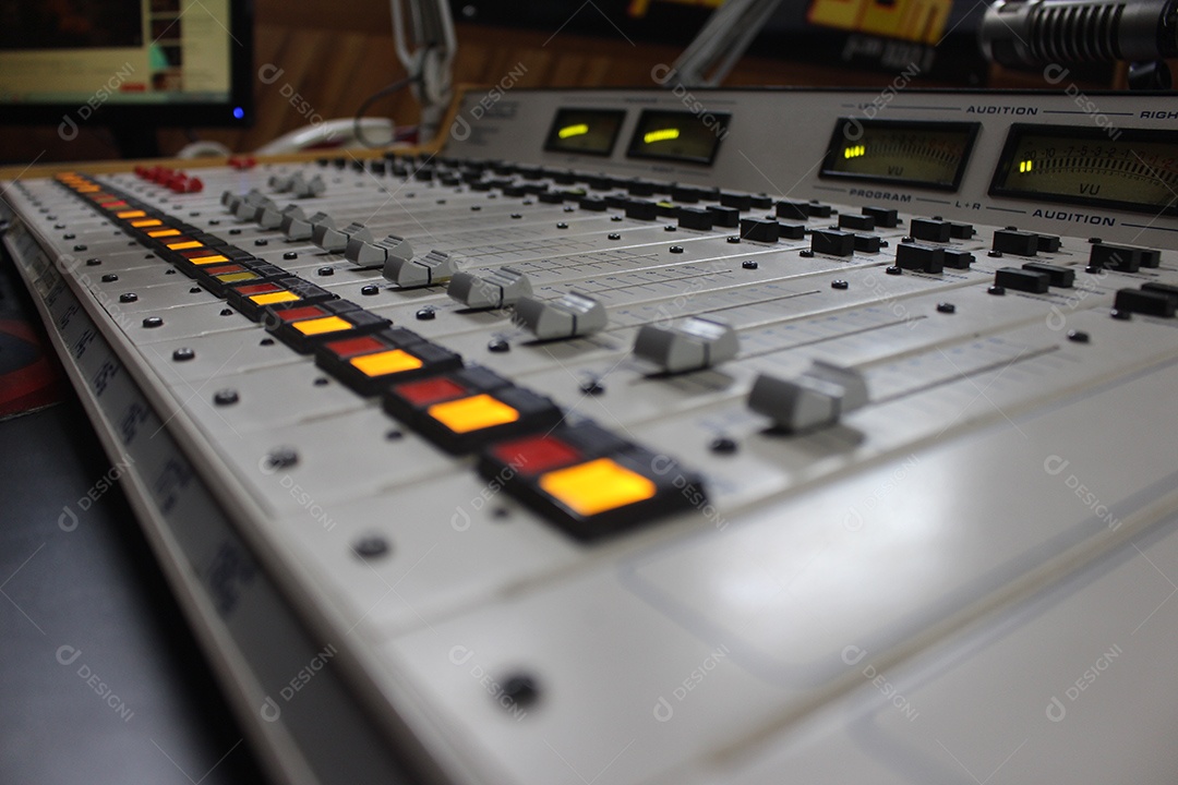 Equipamento de estúdio de rádio em JPG