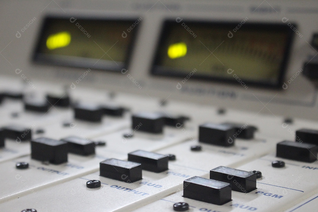 Equipamento de estúdio de rádio em JPG