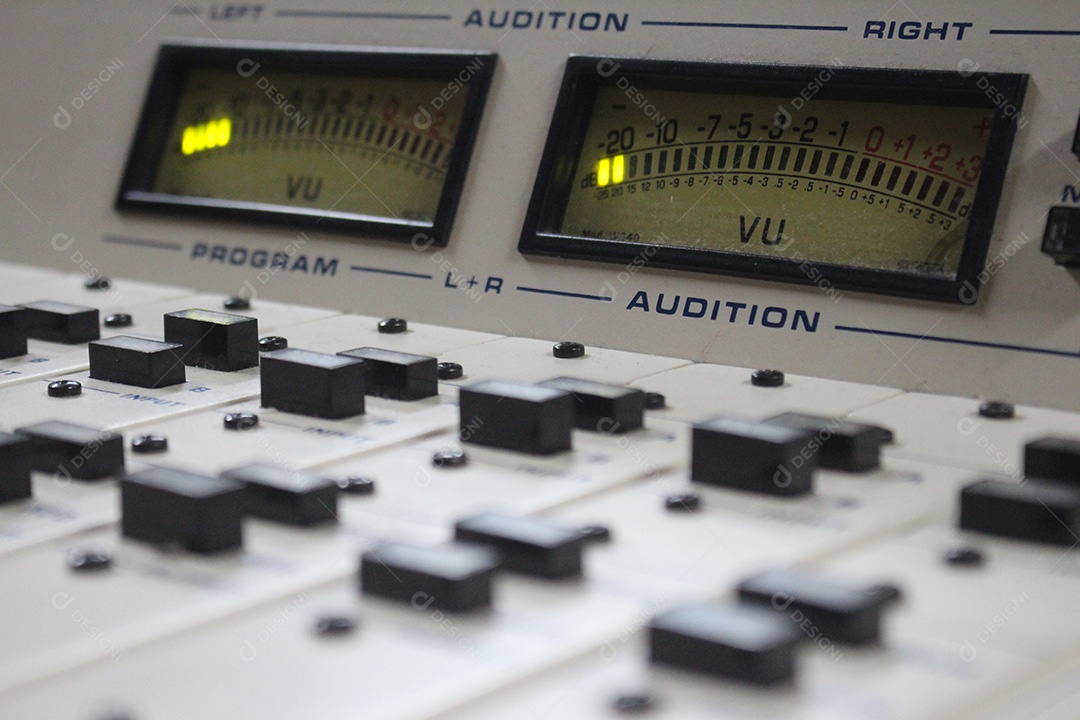 Equipamento de estúdio de rádio em JPG