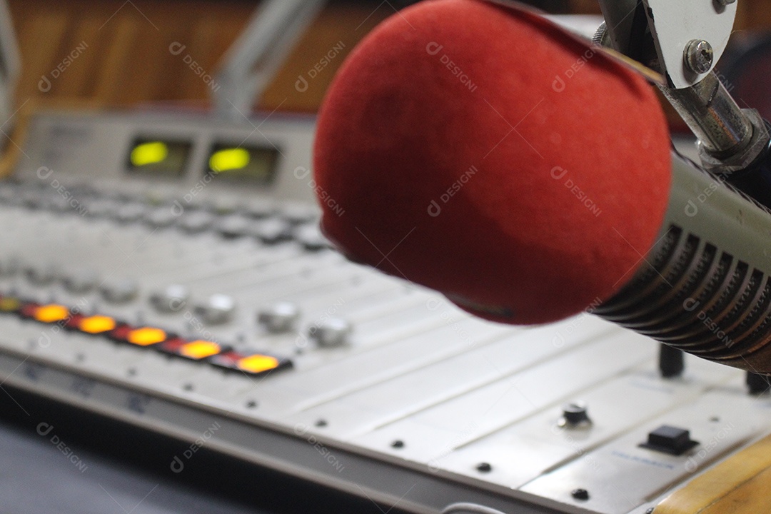 Equipamento de estúdio de rádio em JPG
