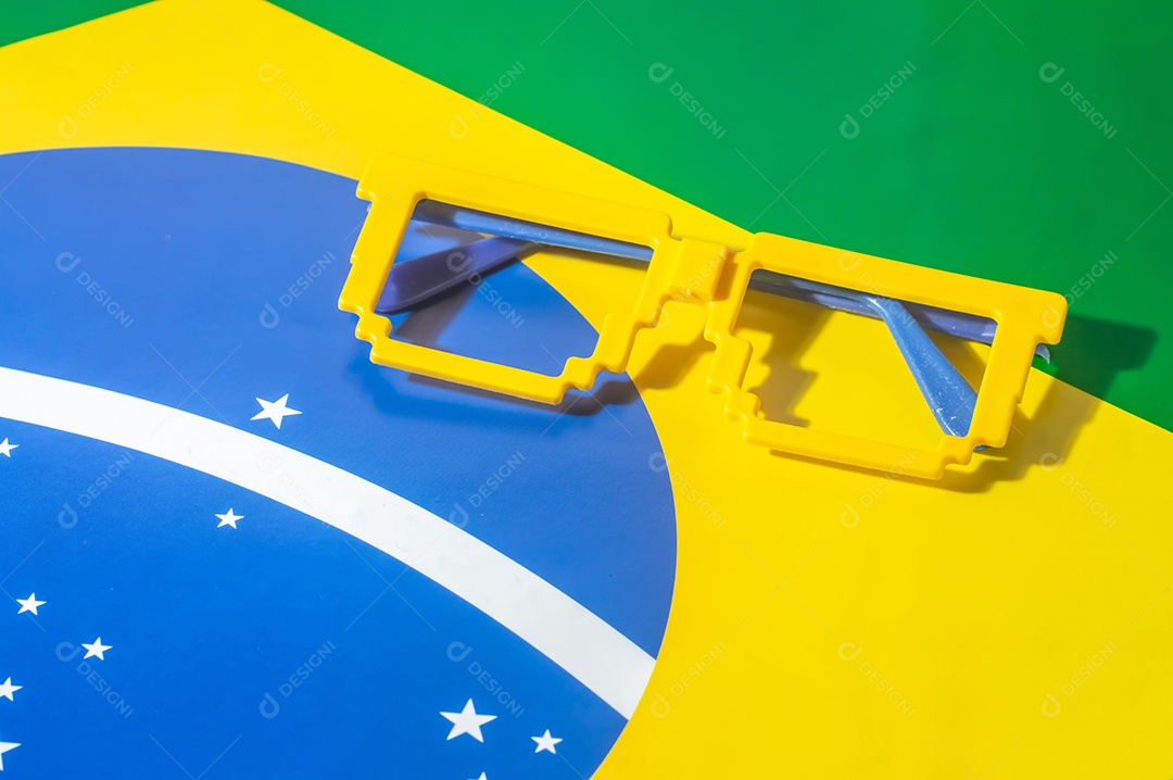 Óculos Vidros com cores do Brasil, verde amarelo e azul, engodo da copa do mundo