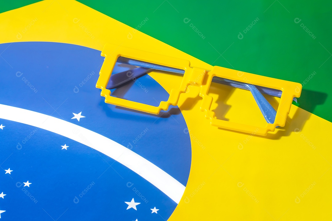 Óculos Vidros com cores do Brasil, verde amarelo e azul, engodo da copa do mundo