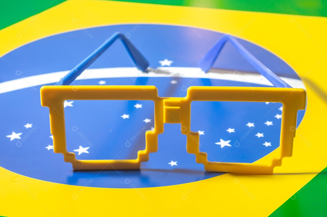 Óculos Vidros com cores do Brasil, verde amarelo e azul, engodo da copa do mundo