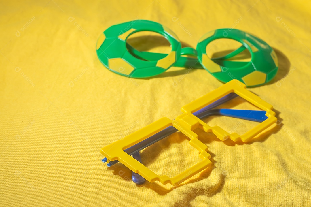 Óculos Vidros com cores do Brasil, verde amarelo e azul, engodo da copa do mundo