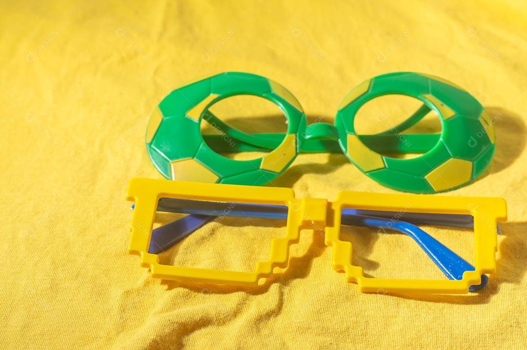 Óculos Vidros com cores do Brasil, verde amarelo e azul, engodo da copa do mundo