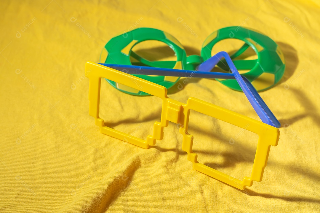 Óculos Vidros com cores do Brasil, verde amarelo e azul, engodo da copa do mundo