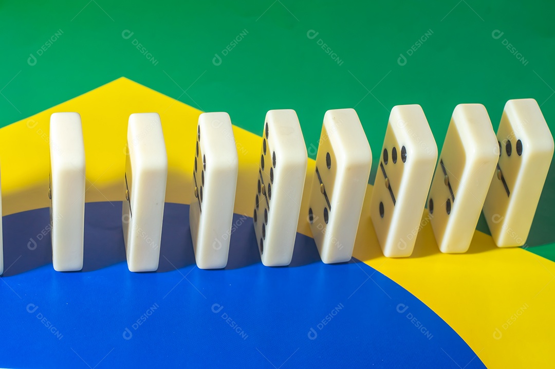 Jogo de dominó sobre uma bandeira verde amarela e azul, colo brasileiro