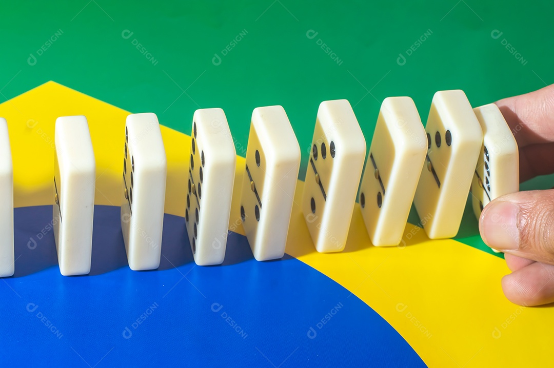 Jogo de dominó sobre uma bandeira verde amarela e azul, colo brasileiro