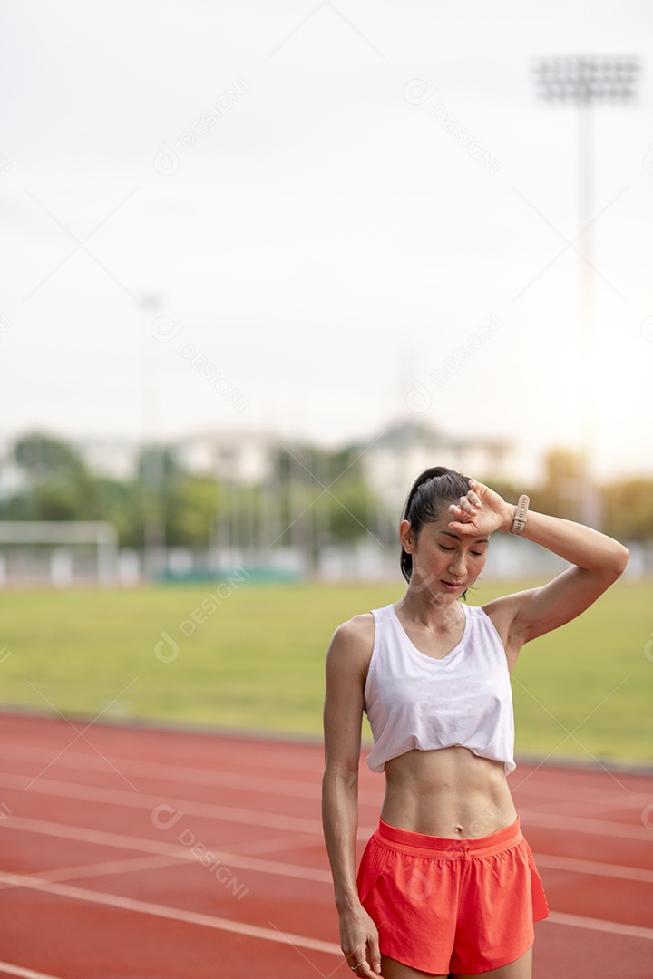 Imagens de uma jovem atraente e feliz fitness