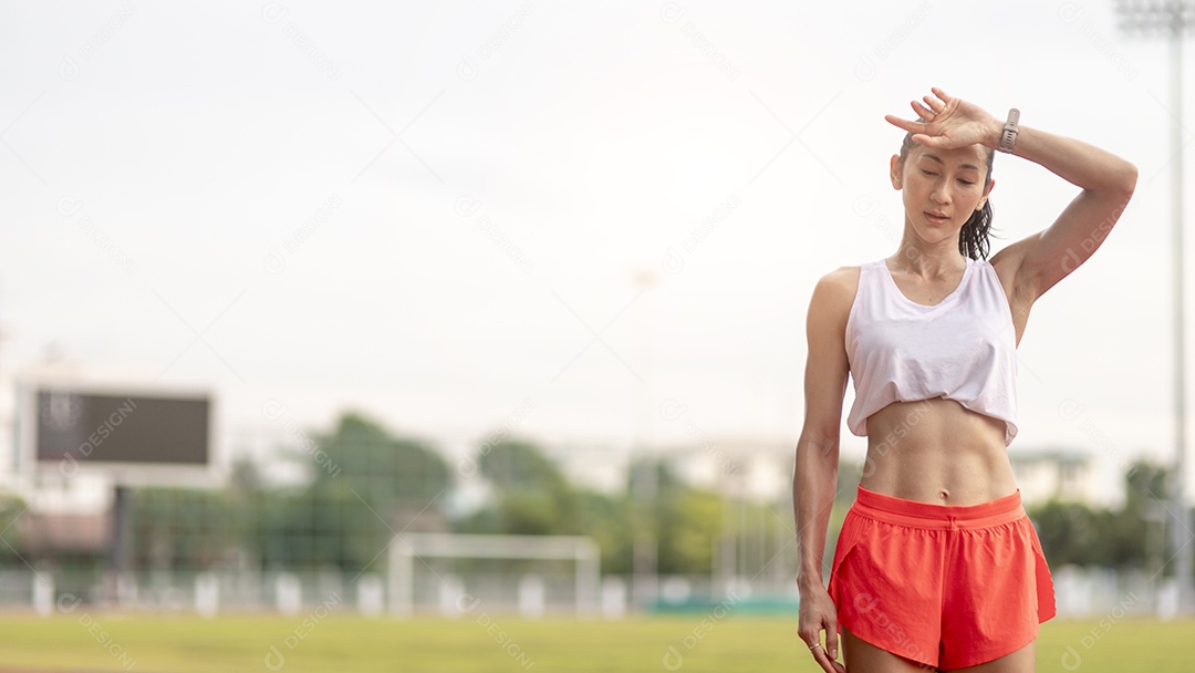 Imagens de uma jovem atraente e feliz fitness