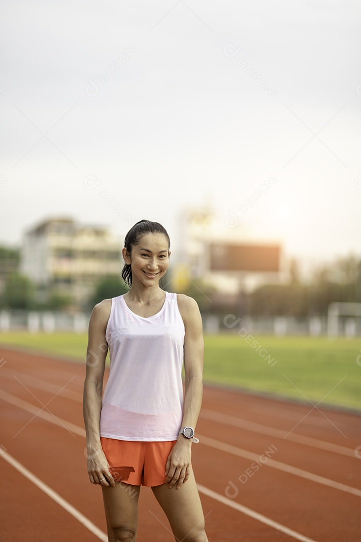 Imagens de uma jovem atraente e feliz fitness