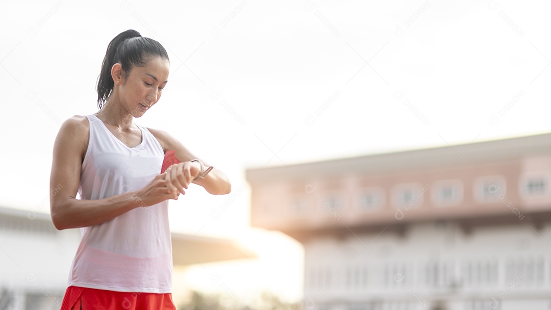 Imagens de uma jovem atraente e feliz fitness