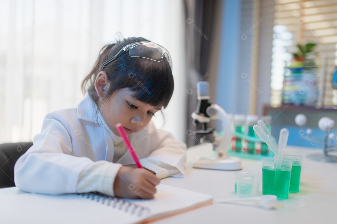 Primeiro dia na escola. Crianças de menina bonitinha usando computador portátil, estudando através do sistema de e-learning online.