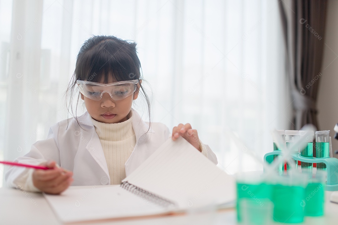 educação, ciência, química e conceito de crianças - crianças ou estudantes com tubo de ensaio fazendo experimento no laboratório da escola