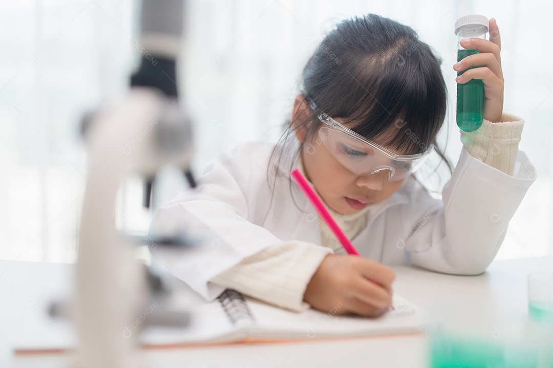 educação, ciência, química e conceito de crianças - crianças ou estudantes com tubo de ensaio fazendo experimento no laboratório da escola