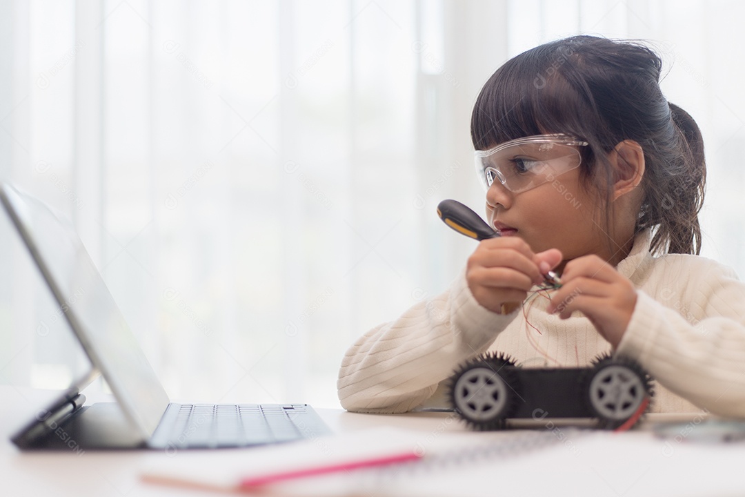 Os estudante asiático aprendem em casa na codificação de carros robóticos e cabos de placas eletrônicas em STEM, STEAM