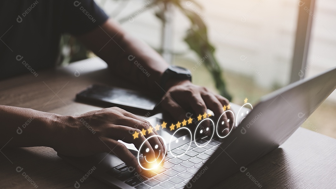 Conceito de pesquisa de satisfação de atendimento ao cliente. Empresários ou clientes mostram satisfação através do aplicativo na tela do tablet