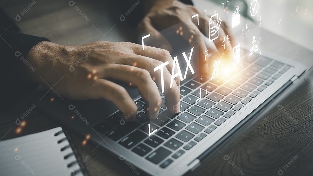 Empresas que usam um computador para preencher o formulário de declaração de imposto de renda individual on-line para pagamento de impostos