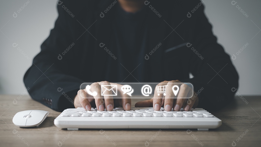 Linha direta de suporte ao cliente Entre em contato conosco. Empresário usando teclado de computador com e-mail, telefone de chamada, endereço