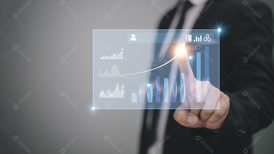 Fundos de Investimentos em Bolsa e Ativos Digitais. empresário analisando dados financeiros do gráfico de negociação forex do tablet