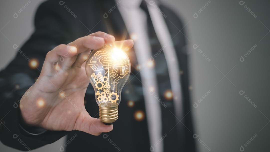 Empresário segurando uma lâmpada brilhante. Conceito de ideias para apresentar novas ideias Grande inspiração e inovação novo começo.