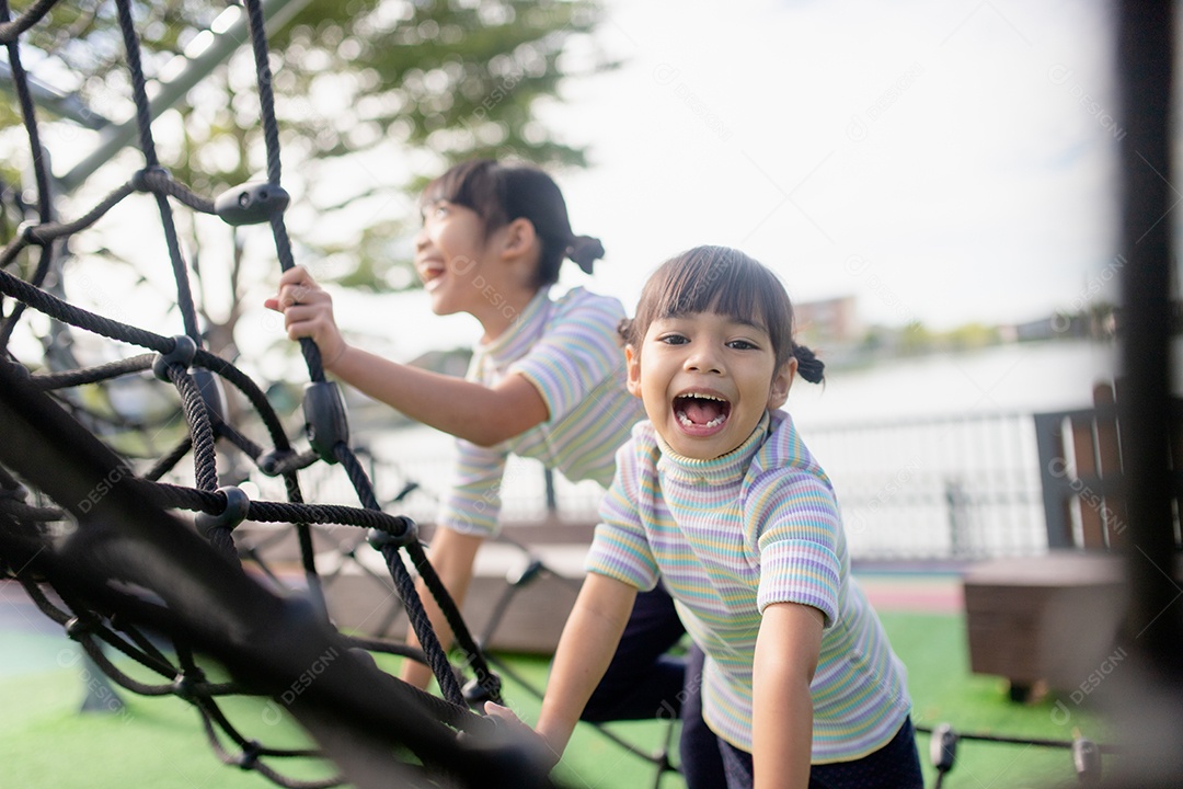 Crianças da escola escalando no recreio da escola.
