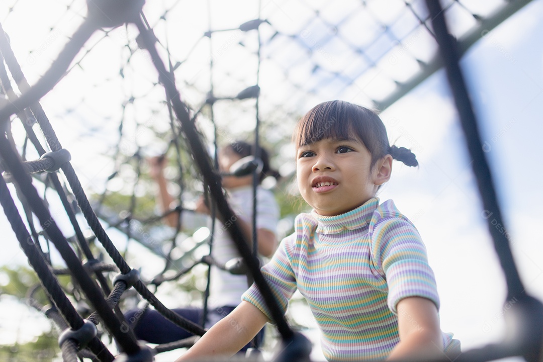 Crianças da escola escalando no recreio da escola.