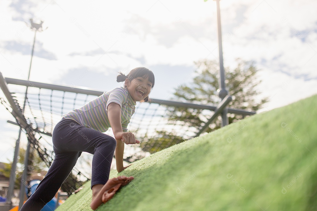 Garota garoto fazendo exercícios de escalada na corda bamba no jardim de infância ou escola primária. Conceito de esporte e fitness infantil.