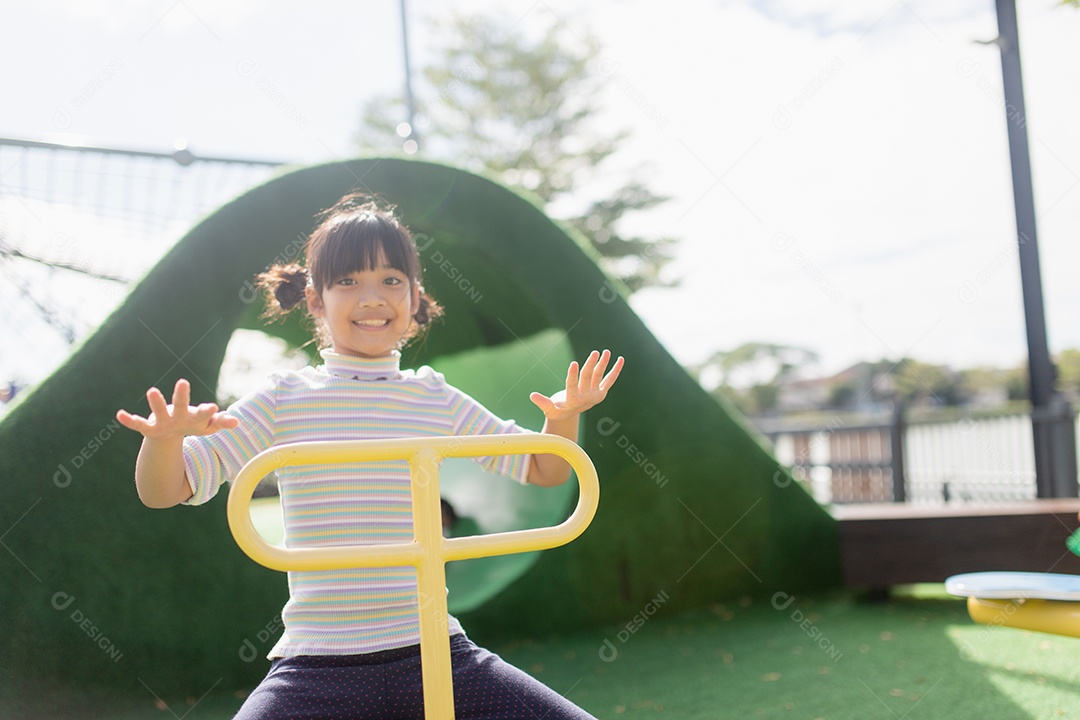 Crianças brincando na gangorra no playground