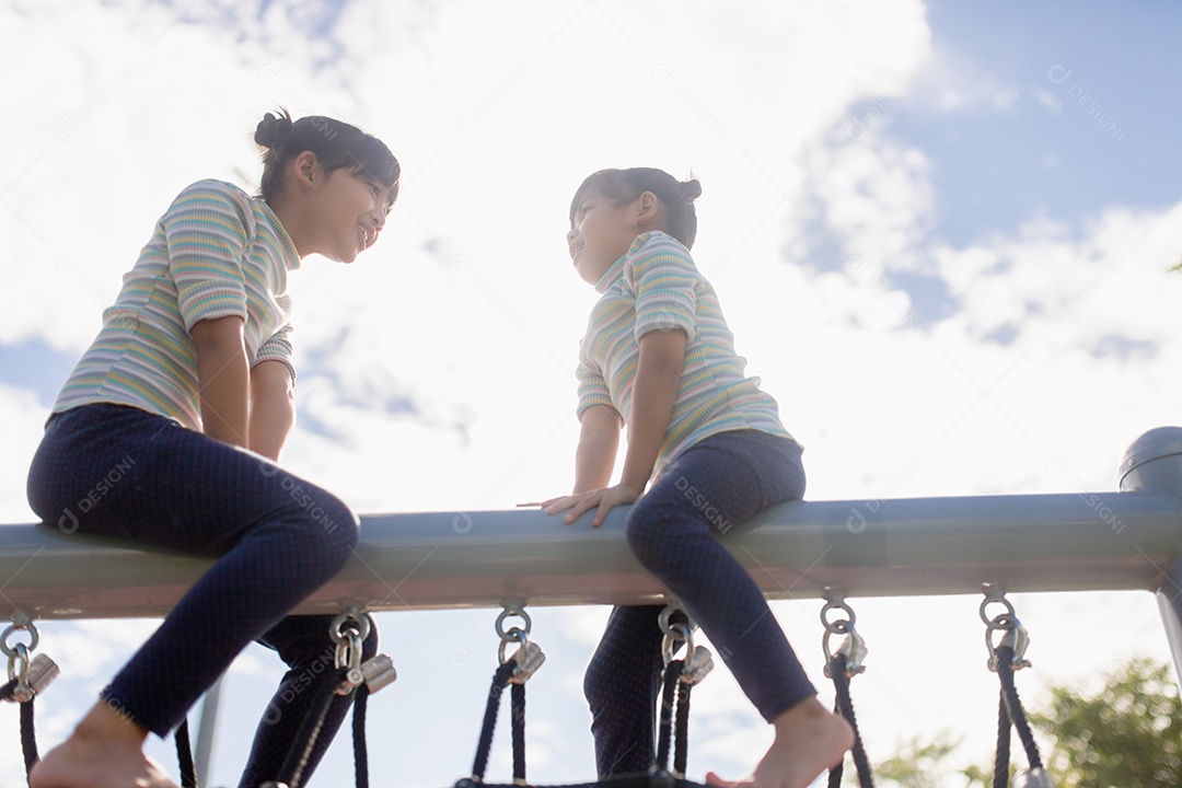 Crianças da escola escalando no recreio da escola.