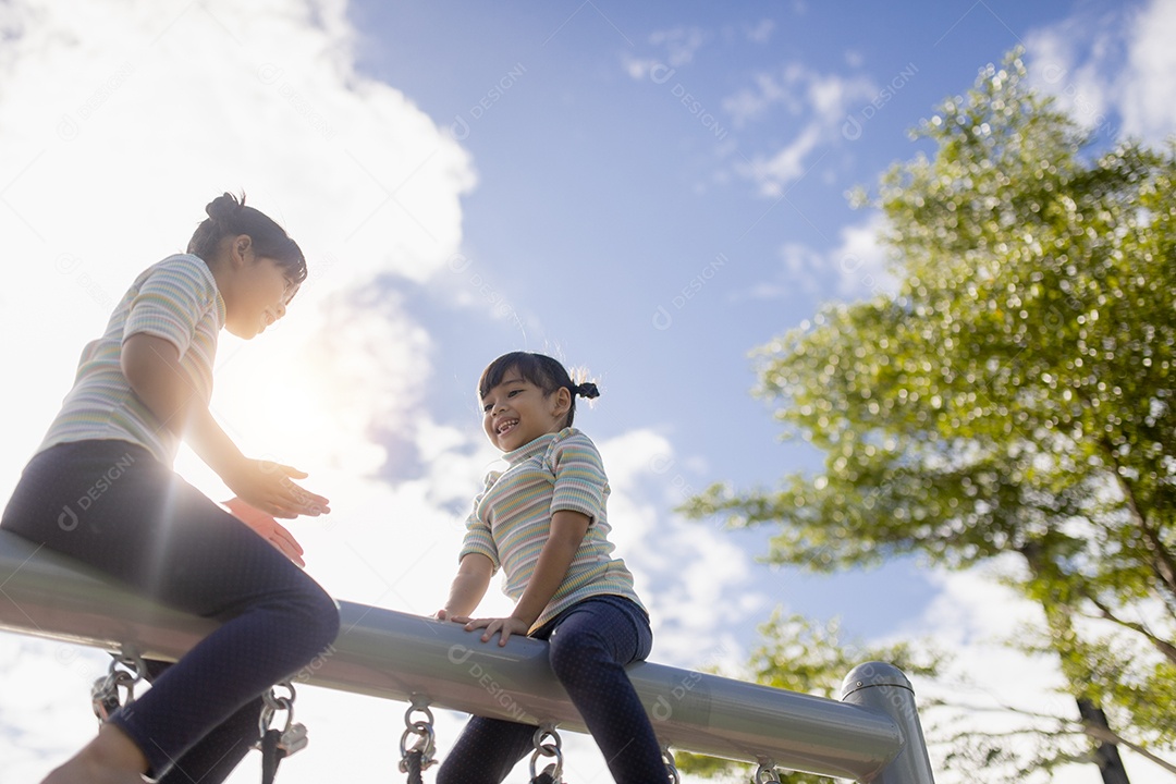 Crianças da escola escalando no recreio da escola.